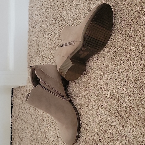 Never worn Arizona booties - Picture 2 of 2